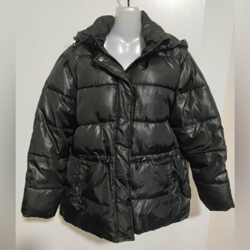 Express Womenโs Puffer coat EXCELLENT like new condition! Size M. Super warm!